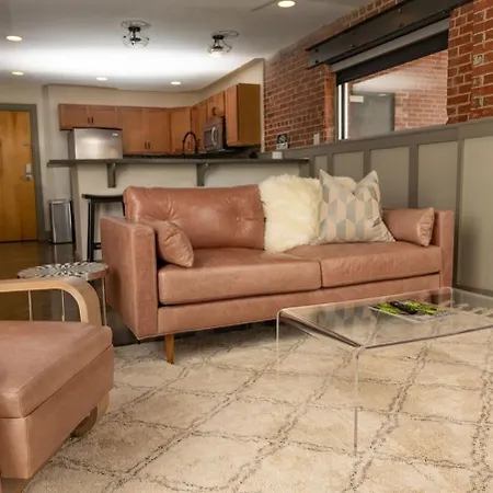 Luxury 2 Bedroom Apartment With Modern Accents Downtown